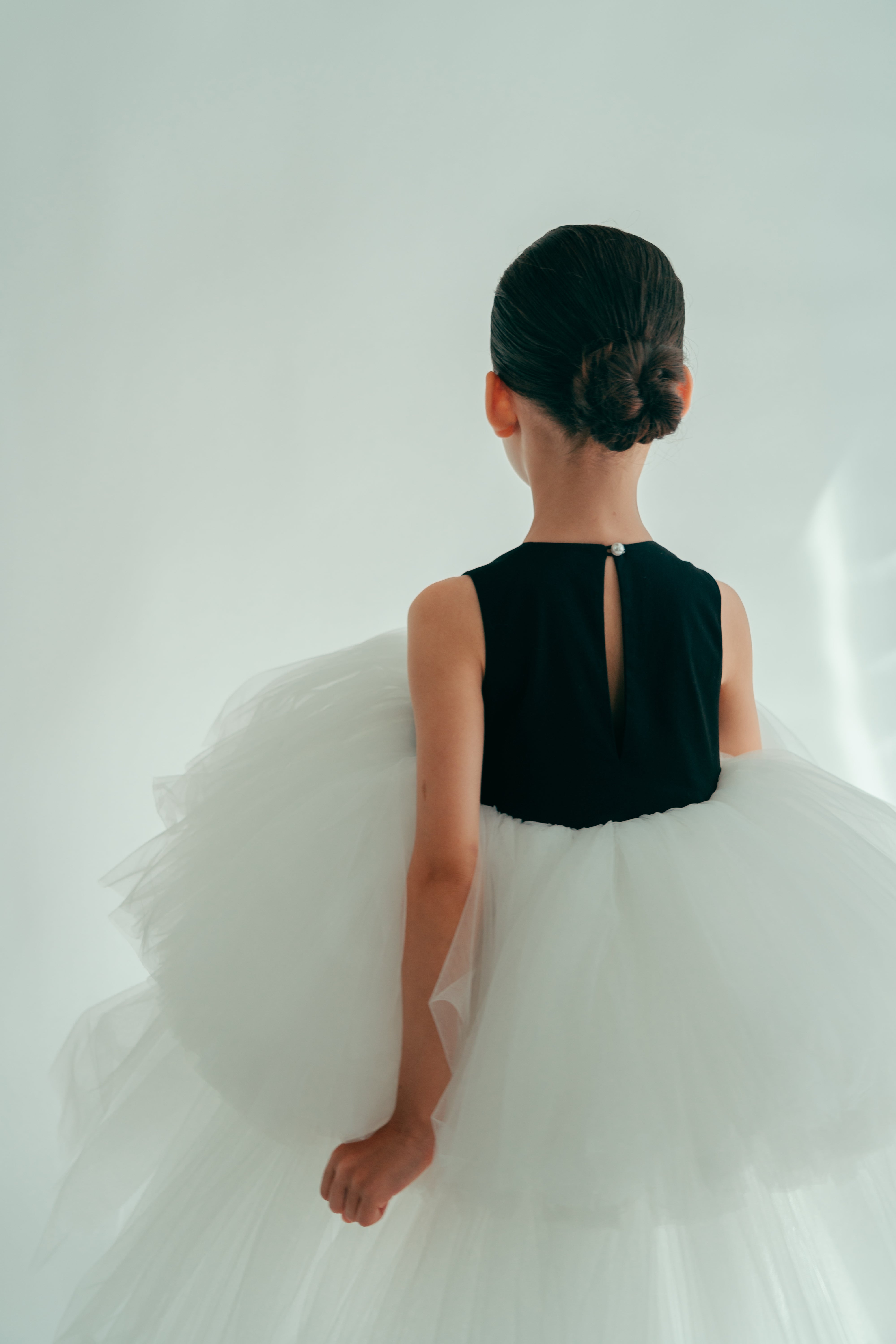 A line tulle puffy layers dress backside